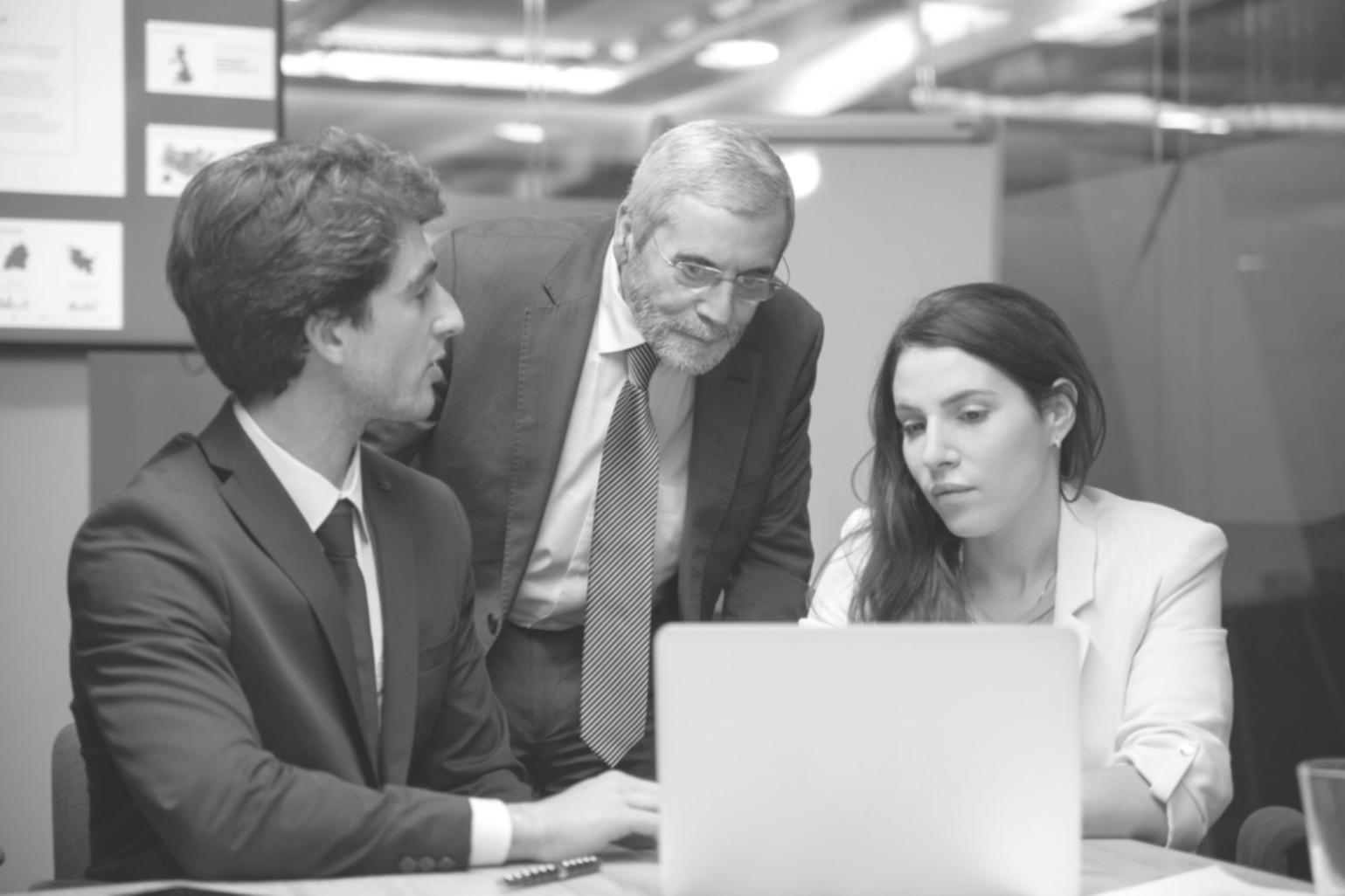 Estudiante aprendiendo sobre seguridad financiera